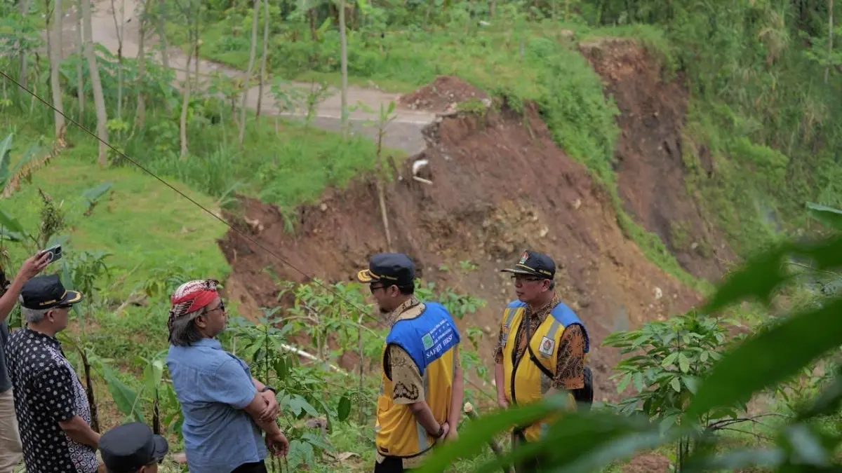 Kondisi longsor di Dusun Seseh, Desa Ngadisepi, Gemawang, yang menggerus jembatan. (Dok Jawa Pos Radar Magelang)