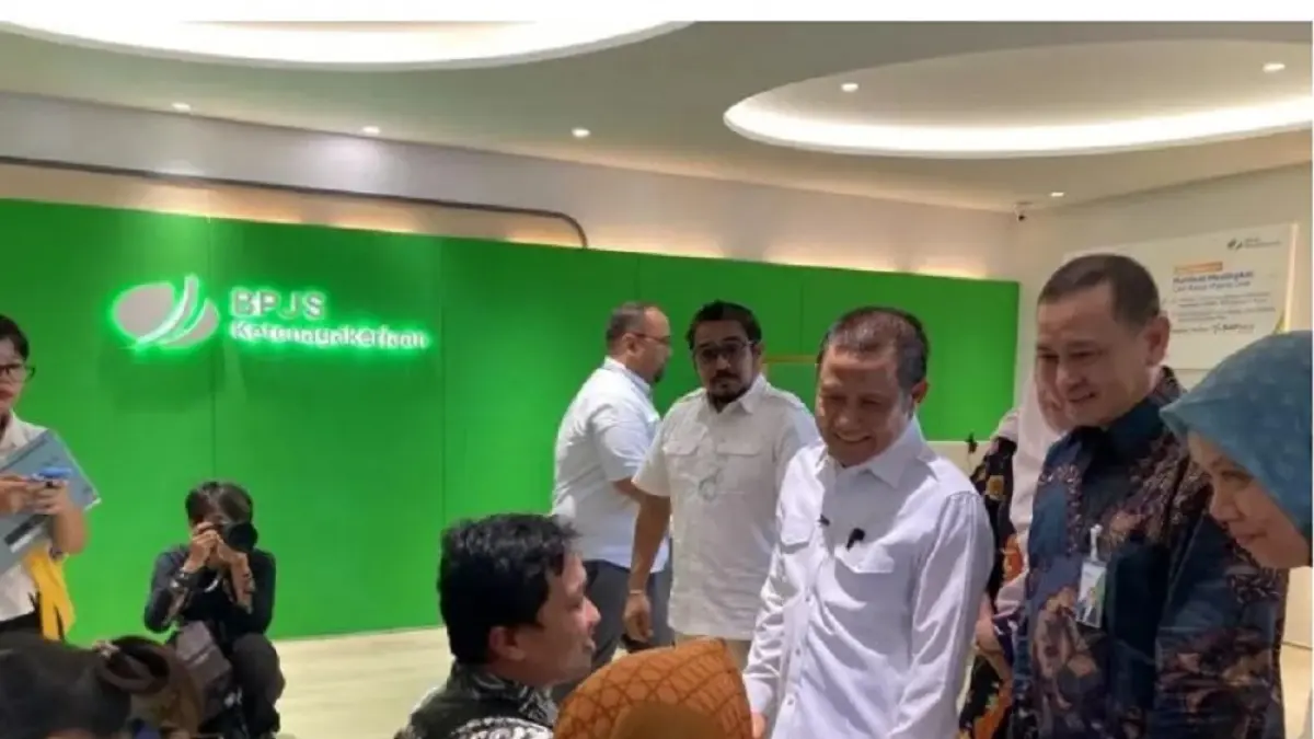 Menteri Koordinator Bidang Pemberdayaan Masyarakat (Menko PM), Muhaimin Iskandar meninjau pelayanan BPJS Ketenagakerjaan.