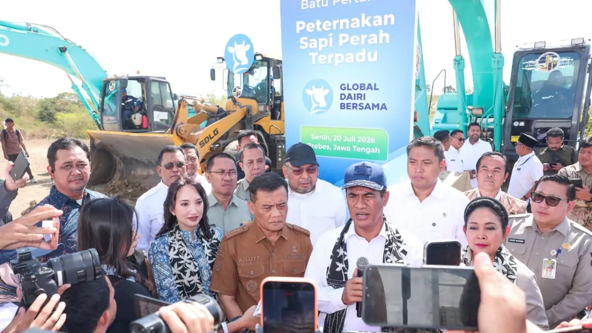Menteri Pertanian Andi Amran Sulaiman bersama Gubernur Jawa Tengah  Ahmad Luthfi saat menghadiri groundbreaking Peternakan Sapi Perah Terpadu PT Global Dairi Bersama di Desa Karangbale, Kecamatan Larangan, Kabupaten Brebes, Senin (20/7/2026). (Istimewa)