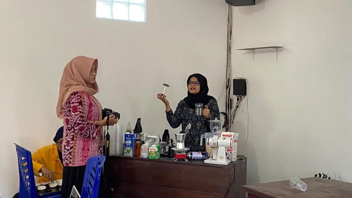 Narasumber Isna Hana Nur Izati dari Adagio Coffee mendemonstrasikan teknik penyeduhan kopi menggunakan Moka Pot, V60, dan French Press kepada peserta pelatihan.

&nbsp;
