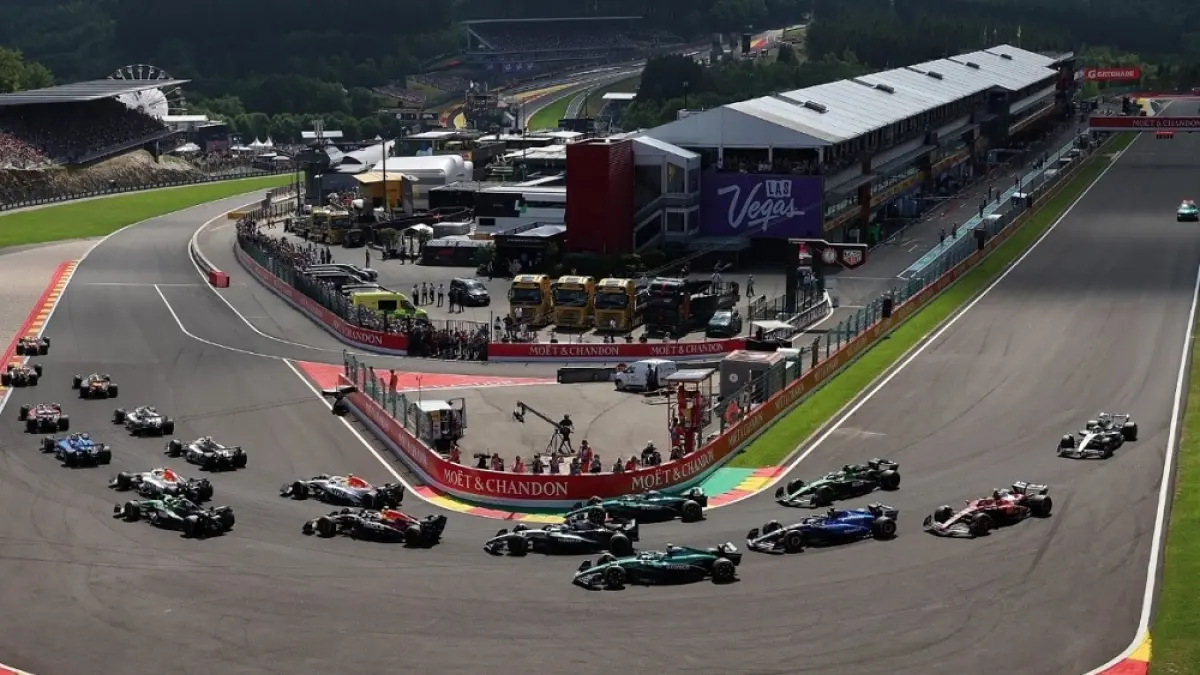 Pemandangan udara formasi rapat mobil-mobil Formula 1 saat berdesakan di tikungan tajam La Source di Sirkuit Spa-Francorchamps, sesaat setelah balapan dimula. (ISTIMEWA)
