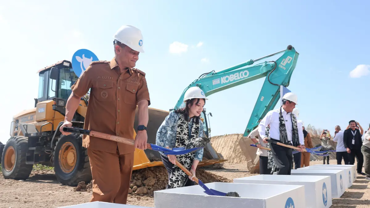 Gubernur Jawa Tengah, Ahmad Luthfi, bersama Menteri Pertanian Andi Amran Sulaiman, Ketua Komisi IV DPR RI Siti Hediati Soeharto, Bupati Brebes Paramitha Widya Kusuma, dan CEO Saviora Group Ihsan Mulia Putri mengadakan groundbreaking pembangunan peternakan sapi perah terpadu PT Global Dairi di Desa Karangbale, Kecamatan Larangan, Kabupaten Brebes, Senin (20/7/2026). (Istimewa)