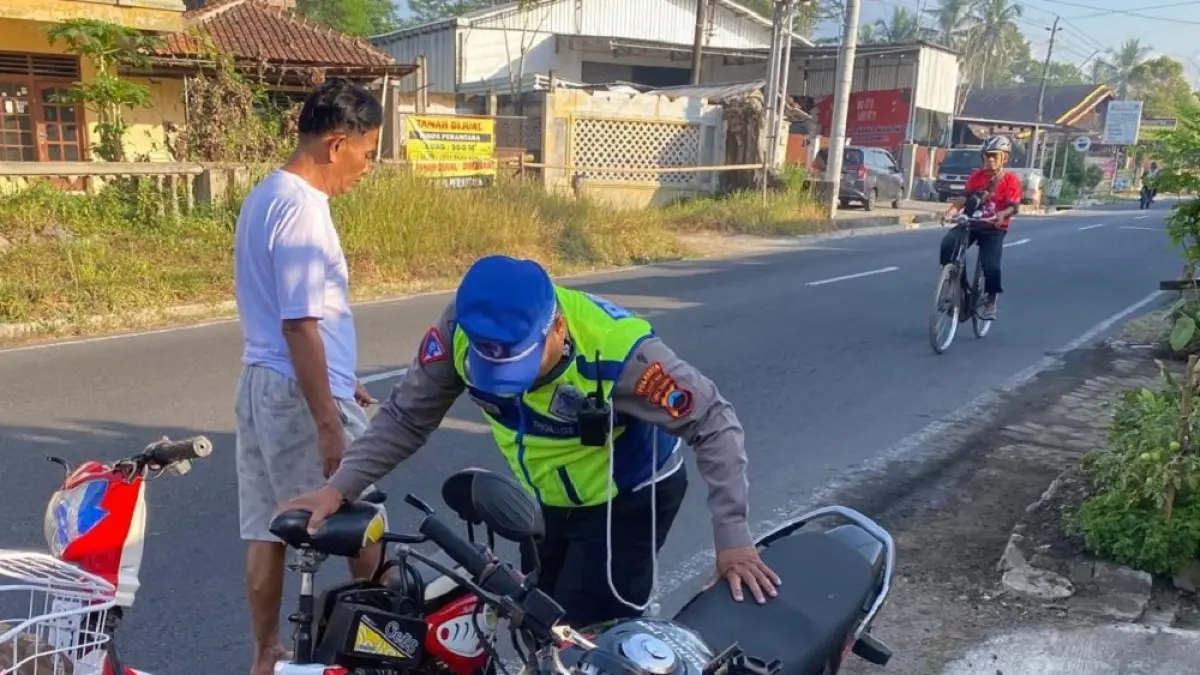 Anggota Unit Laka Polresta Magelang mengamankan dua kendaraan yang terlibat kecelakaan, Selasa (21/7/2026).