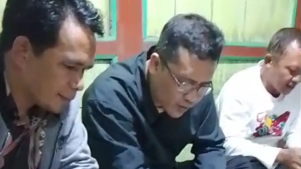 Bupati Magelang Grengseng Pamuji saat mengamati manuskrip kuno di Dusun Kedakan, Desa Kenalan, Kecamatan Pakis.
