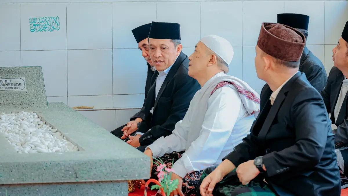 Bupati Wonosobo Afif Nurhidayat bersama para tokoh, forkompimda dan pimpinan OPD berziarah ke makan KRT Setjonegoro di Payaman, Secang, Kabupaten Magelang, Selasa (21/7/2026). (Prokompim Wonosobo for Jawa Pos Radar Magelang)