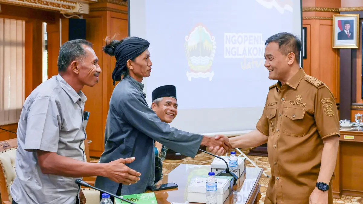 Gubernur Jawa Tengah Ahmad Luthfi menyalami perwakilan warga dari sejumlah daerah dalam audiensi bersama elemen masyarakat yang tergabung dalam “Jateng Guyub” di Kantor Gubernur, Senin (20/7/2026). (Istimewa)