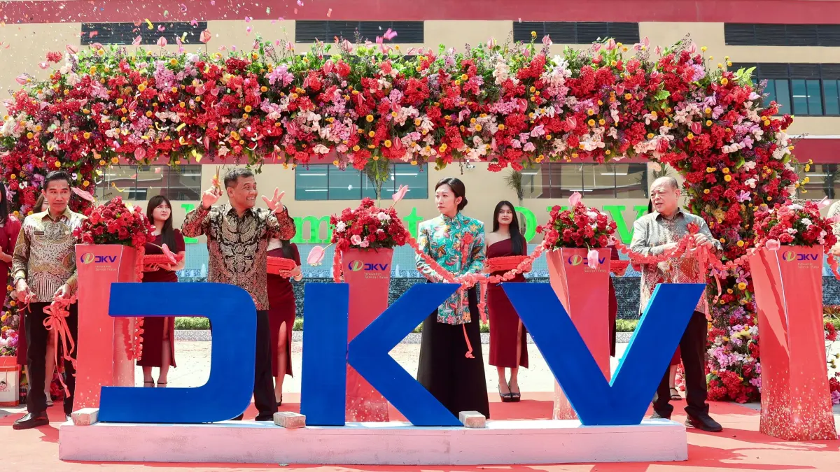 Gubernur Jawa Tengah Ahmad Luthfi saat meresmikan PT DKV Printing Indonesia, perusahaan percetakan berteknologi tinggi asal Tiongkok, resmi beroperasi di Kawasan Ekonomi Kendal (KEK), Selasa (21/7/2026). (Istimewa)