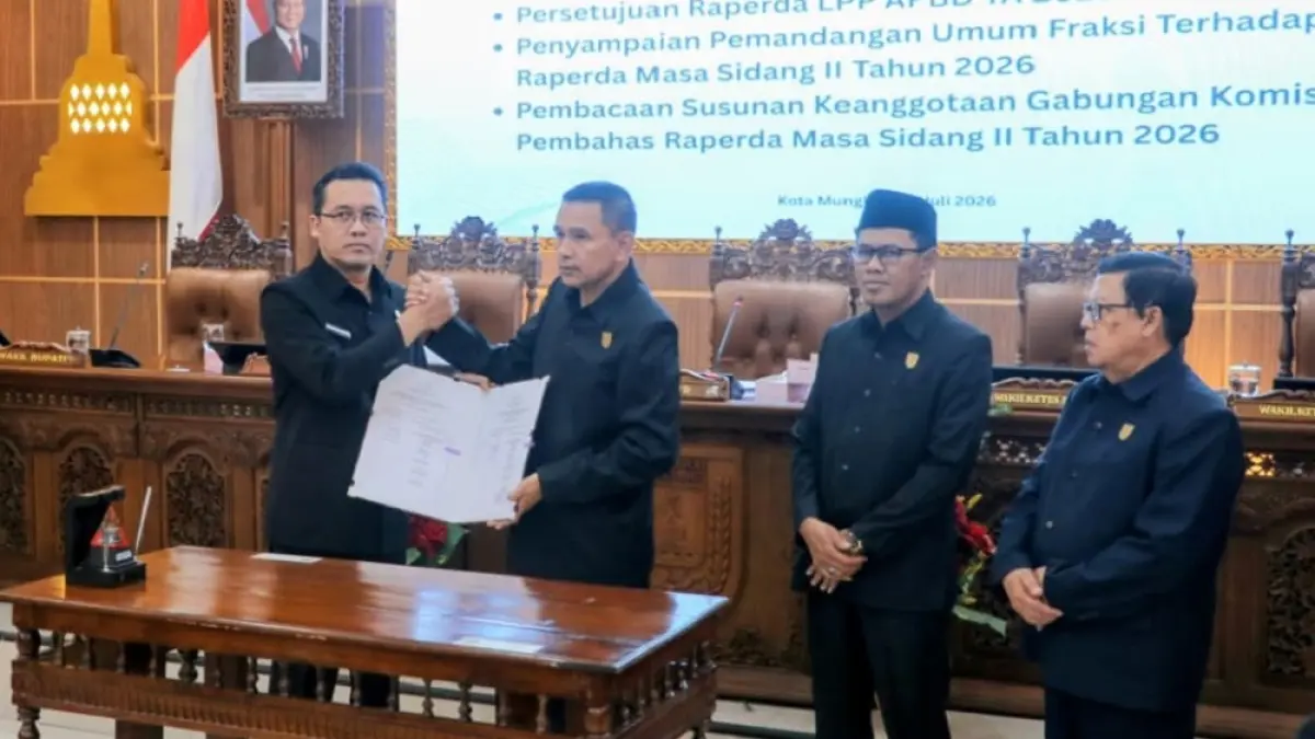 Ketua DPRD Kabupaten Magelang Sakir menyerahkan naskah persetujuan Pertanggungjawaban Pelaksanaan APBD Tahun Anggaran 2025 kepada Bupati Magelang Grengseng Pamuji dalam Rapat Paripurna DPRD Kabupaten Magelang, Senin (20/7/2026).