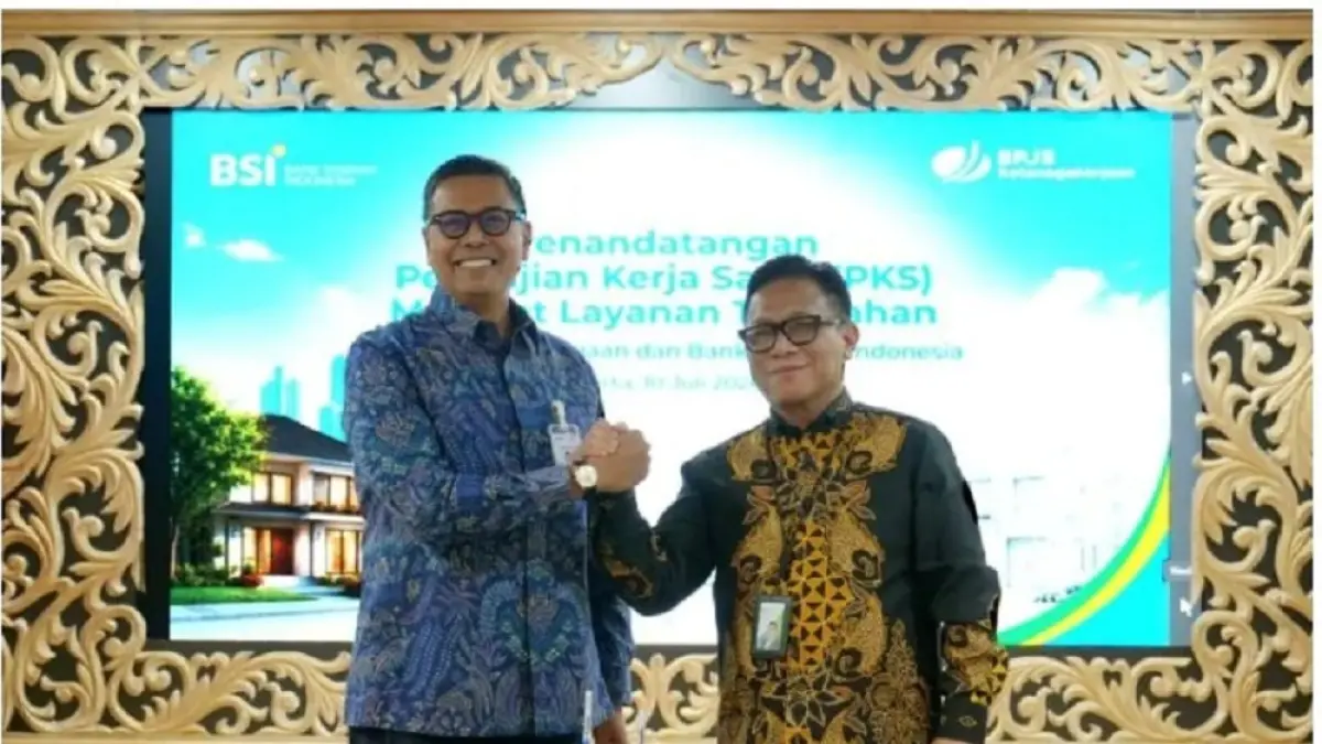 Direktur Utama BSI Anggoro Eko Cahyo (kiri) dan Direktur Utama BPJS Ketenagakerjaan Saiful Hidayat (kanan) berfoto bersama usai penandatangan Perjanjian Kerjasama BSI dan BPJS Ketenagakerjaan mengenai Manfaat Layanan Tambahan Perumahan untuk pekerja penerima upah di Jakarta, Jumat (10/7/2026).