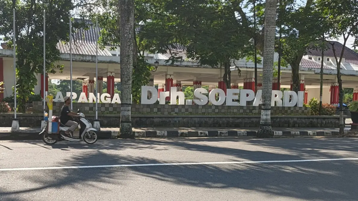 Pemerintah Kabupaten Magelang mulai mengerjakan pembangunan sekaligus penataan kawasan PKL di lapangan drh Soepardi Kota Mungkid. (ROFIK SYARIF GP/JAWA POS RADAR MAGELANG)