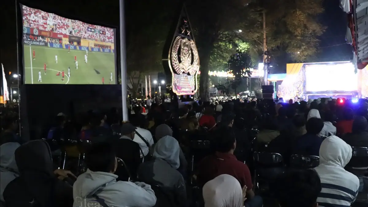 Polres Magelang Kota bersama komunitas Jalur Positif menghadirkan nonton bareng Final Piala Dunia 2026 di halaman Mosvia Polres Magelang Kota pada Senin (20/7/2026) dini hari tadi.