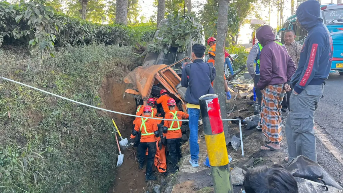 Proses evakuasi yang dilakukan oleh petugas dan relawan dari Basarnas kabupaten Wonosobo di jalur tengkorak, Kertek, Selasa (21/7/2026). (Sigit Rahmanto/Jawa Pos Radar Magelang)