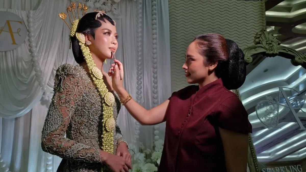 Seorang model memperagakan busana kebaya modern dengan sanggul dan Paes Solo, namun menggunakan riasan wajah&nbsp; Thailook. (PUPUT PUSPITASARI/JAWA POS RADAR MAGELANG)
