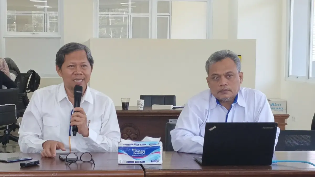 Wakil Rektor Bidang Akademik dan Kerja Sama Untidar Prof Dr Ir Suyitno (kiri) saat konferensi pers SM-ODS. (ROFIK SYARIF/ JAWA POS RADAR MAGELANG)