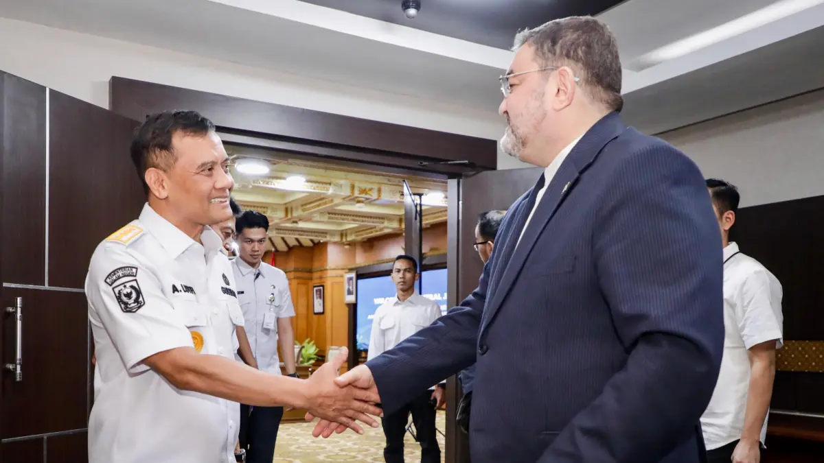 Gubernur Ahmad Luthfi menyampaikan duka cita atas wafatnya pimpinan tertinggi Iran kepada Duta Besar Republik Islam Iran untuk Indonesia Mohammad Boroujerdi di Kantor Gubernur Jawa Tengah, Rabu (22/7/2026). (Istimewa)