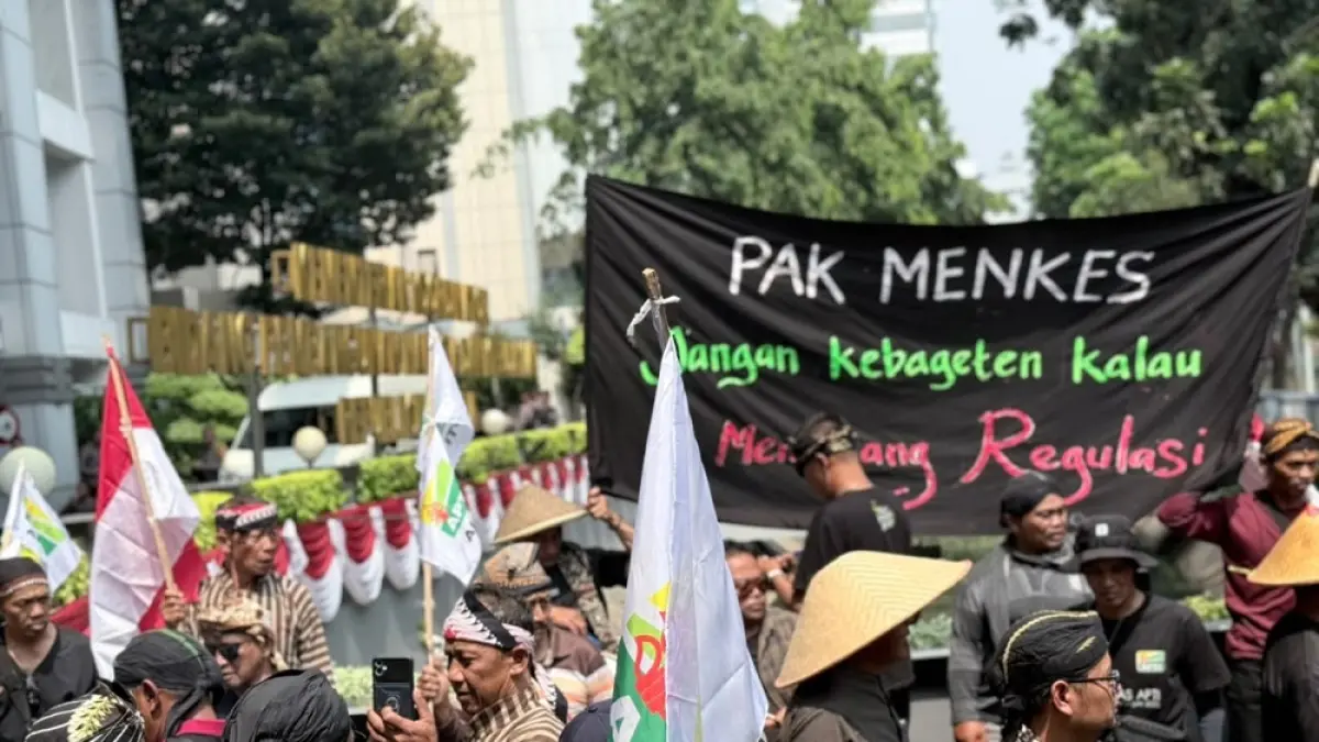 Perwakilan petani tembakau dari Temanggung dan berbagai daerah lainnya saat melakukan aksi damai dan doa bersama di depan kantor Kemenko PMK, Selasa (21/7/2026).