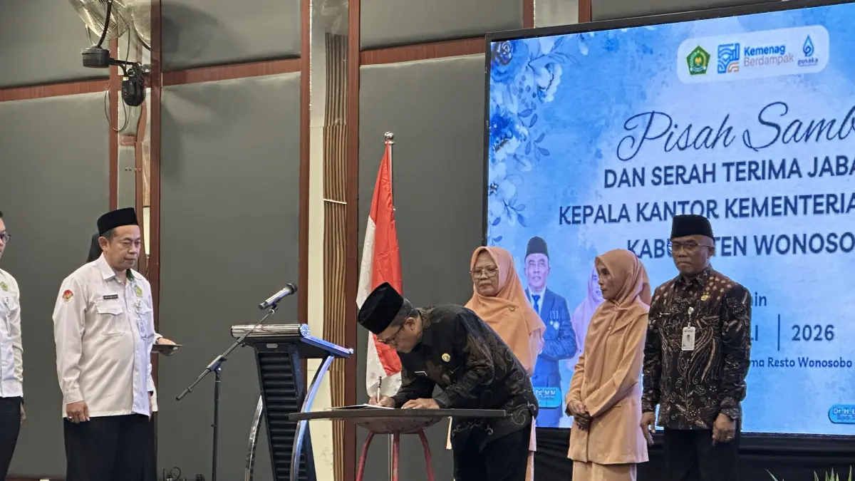Pisah sambut Kepala Kantor Kemenag Kabupaten Wonosobo dari Panut kepada Edi Sungkowo, Senin (20/7/2026) di Aroma Resto Wonosobo. (Istimewa)