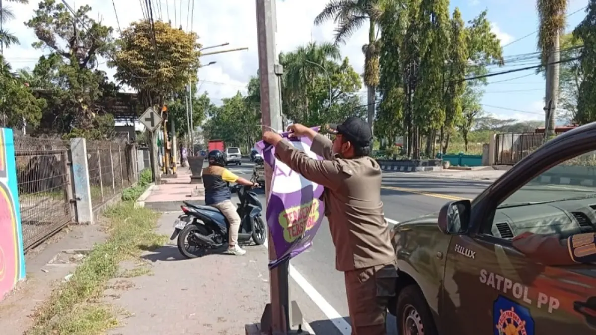Satpol PP Kota Magelang mencopot rontek yang dipasang di tiang-tiang listrik.