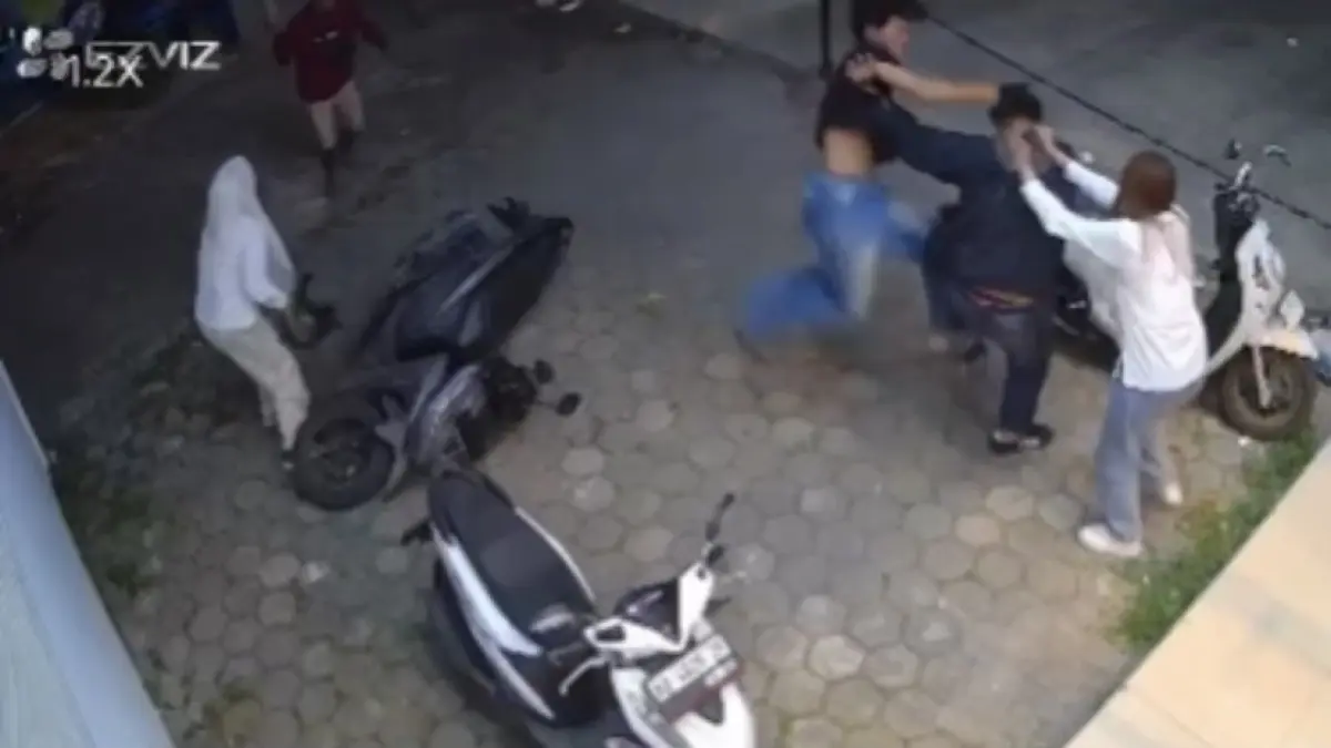 Tangkapan layar aksi heroik dua karyawati yang gagalkan pencurian Iphone di Temanggung. (Devi Khofifatur Rizqi/Jawa Pos Radar Magelang).