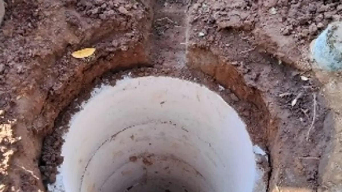 Proses pembuatan sumur resapan di Desa Kalinegoro oleh Tim Pengabdian Masyarakat Jurusan Teknik Sipil Fakultas Teknik Untidar.
