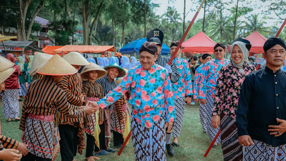 Ritual Bedhol Kedhaton di Desa Plobangan Kecamatan Selomerto, Kamis (23/7/2026) untuk mengenang perpindahan pusat pemerintahan pada masa lampau. (Diskominfo Wonosobo for Jawa Pos Radar Magelang)