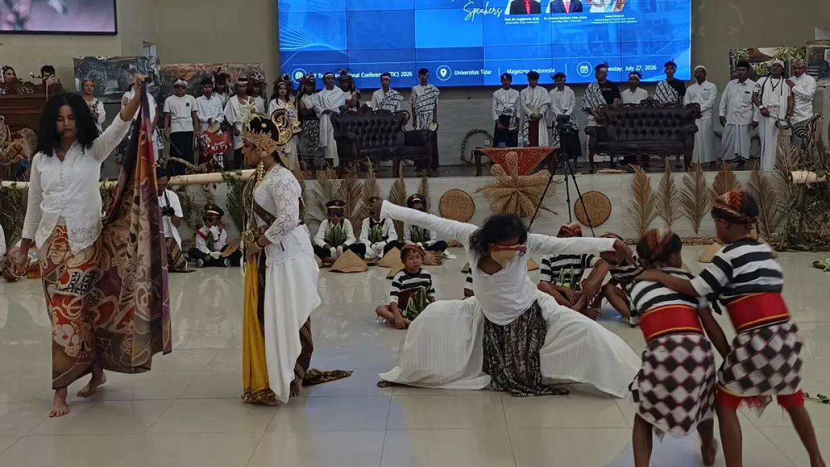  Untuk pertama kalinya, komunitas seni legendaris ini tampil di rumah sendiri, Universitas Tidar (Untidar) Magelang, Rabu (22/7/2026). 