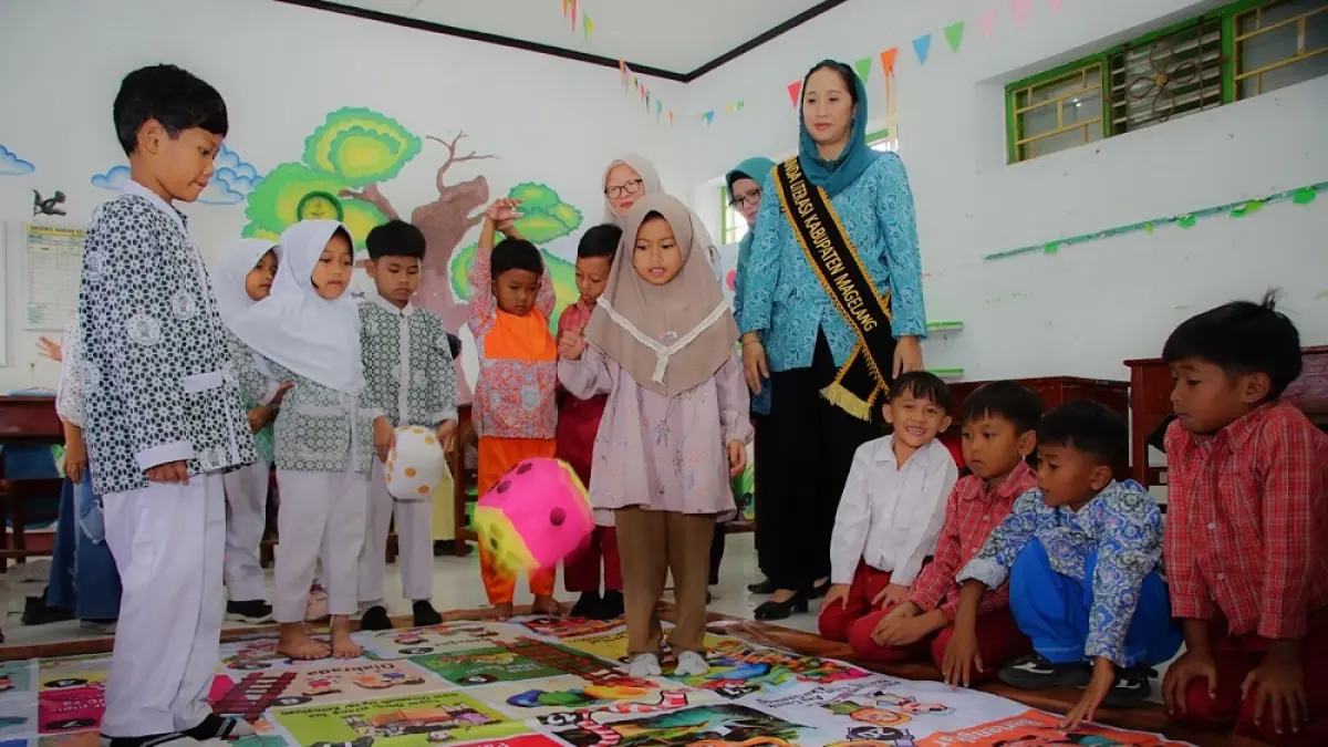 Bunda PAUD Kabupaten Magelang Dian Grengseng Pamuji mengajak anak-anak bermain.