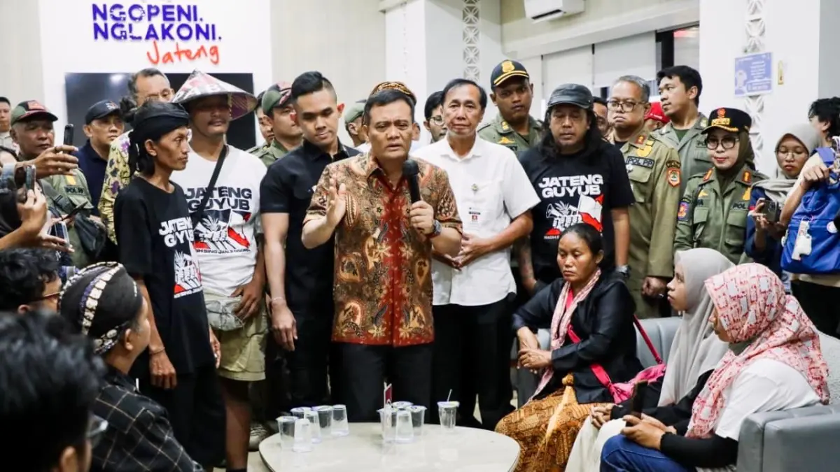 Gubernur Jawa Tengah Ahmad Luthfi menerima perwakilan masyarakat yang tergabung dalam Jateng Guyub di Kantor Rumah Rakyat, Gubernuran, Jumat (24/7/2026).&nbsp;