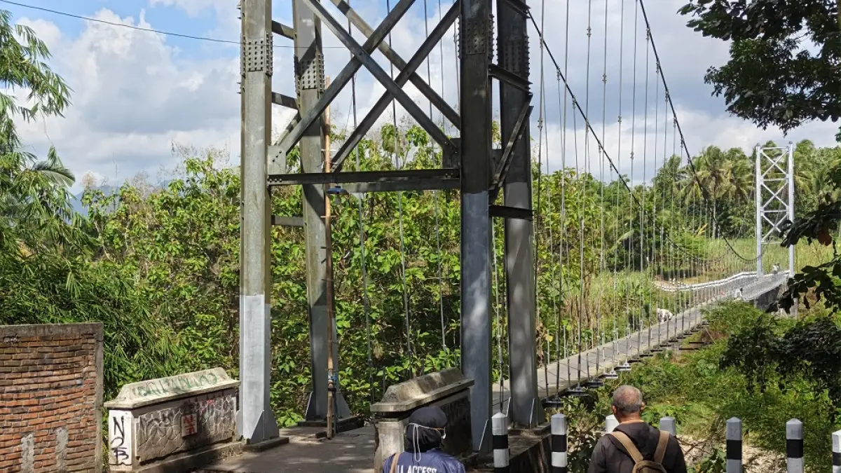Jembatan gantung Dusun Jati, Kalinegoro, Mertoyudan ditutup selama proses perbaikan. (ROFIK SYARIF/ JAWAPOS RADAR MAGELANG)