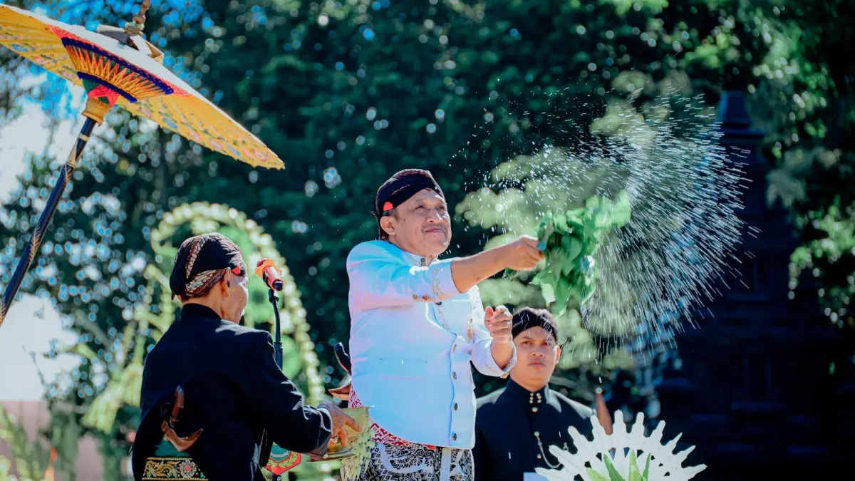 Bupati Wonosobo Afif Nurhidayat memercikkan air yang berasal dari tujuh sumber mataair ke empat penjuru mata angin pada upacara Hari Jadi ke-201 di Alun-alun setempat, Jumat (24/7/2026). (Humas Prokompim Wonosobo)