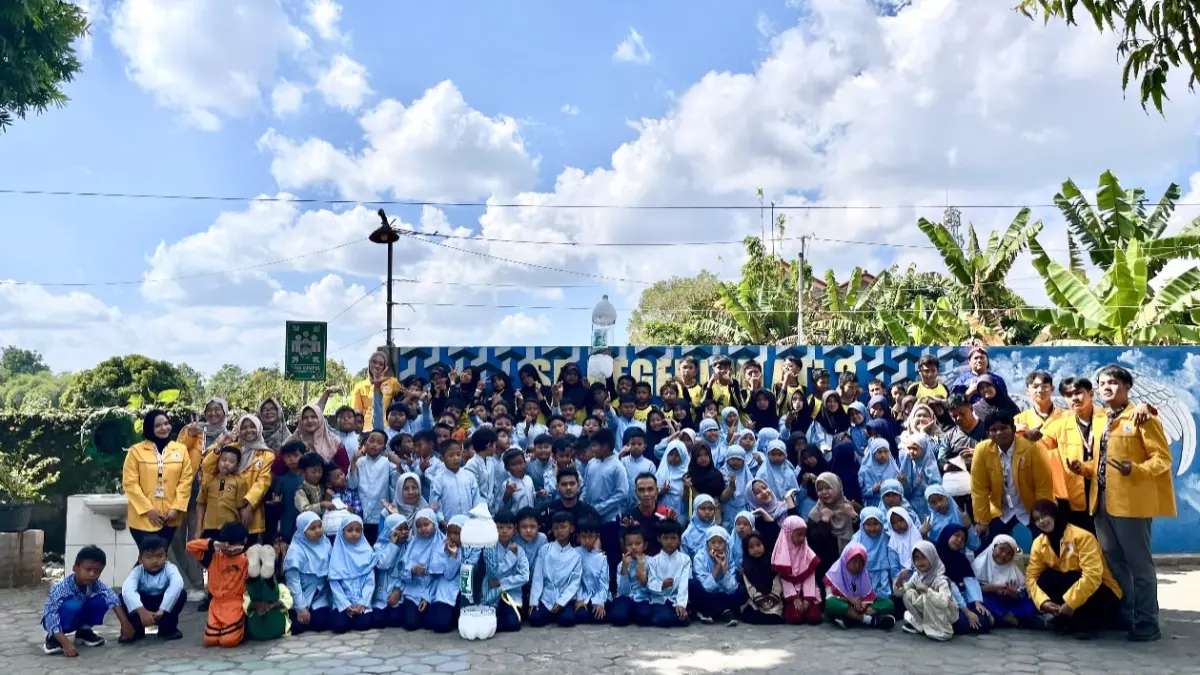 Kelompok KKN Jatirejo Untidar bersama siswa-siswi dan guru SD Negeri Mlati 2 dalam kegiatan Sosialisasi Peduli Lingkungan, Jumat (24/07/2026). (Dok tim KKN Jatirejo)