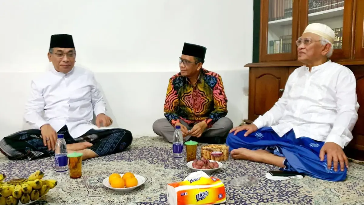 Ketua Umum PBNU KH Yahya Cholil Staquf atau Gus Yahya (kiri) bersama KH Mustofa Bisri (kanan). (istimewa)