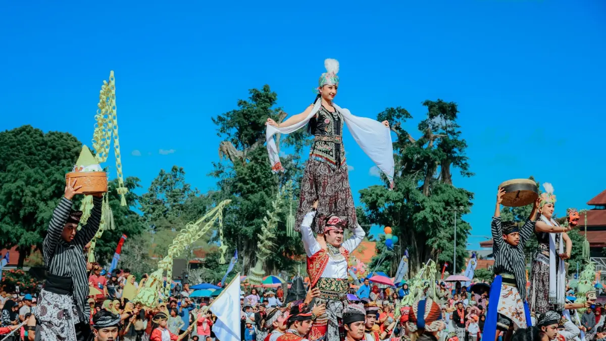 Tari Grebeg Tenong yang dibawakan ratusan penari pada puncak perayaan Hari Jadi ke-201 Kabupaten Wonosobo, Jumat (24/7/2026) di alun-alun setempat.  (Humas Prokompim Wonosobo)