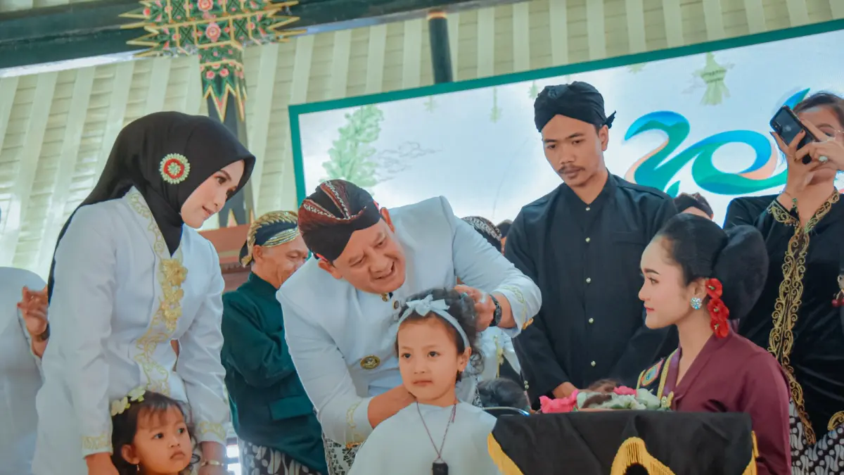 Wakil Bupati Wonosobo Amir Husein memotong rambut gimbal dalam tradisi ruwat rambut gembel, Jumat (24/7/2026).