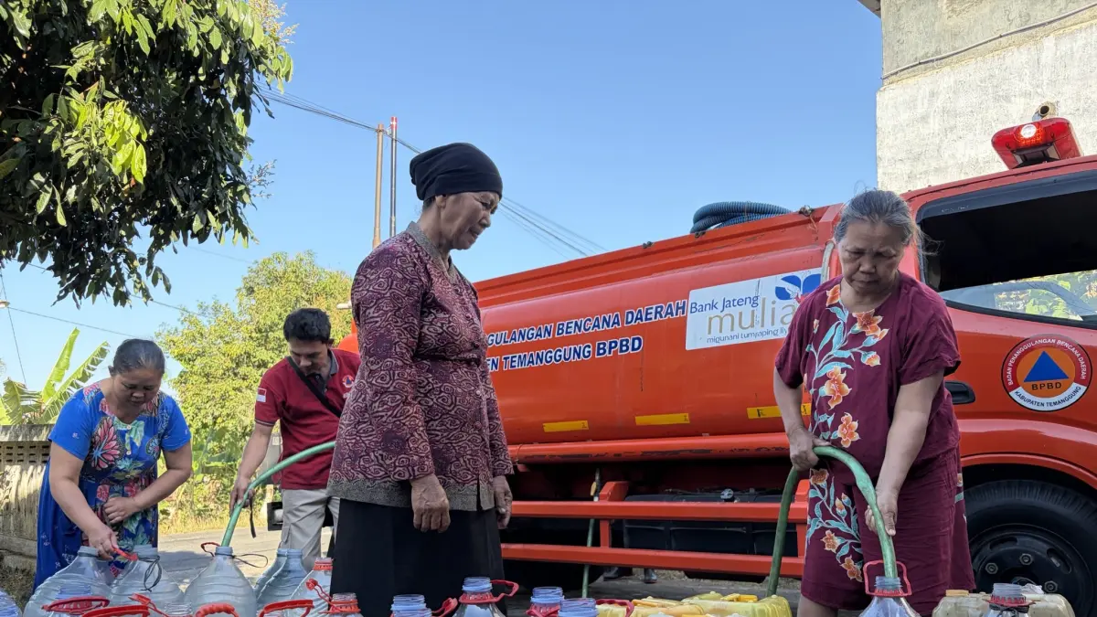 Warga Dusun Gentan, Desa Gentan, Kecamatan Kranggan, Temanggung mendapatkan bantuan air bersih dari BPBD Kabupaten Temanggung, Jumat (24/7/2026). Sebelumnya warga harus ngangsu air ke desa sebelah. (Devi Khofifatur Rizqi/Jawa Pos Radar Magelang)