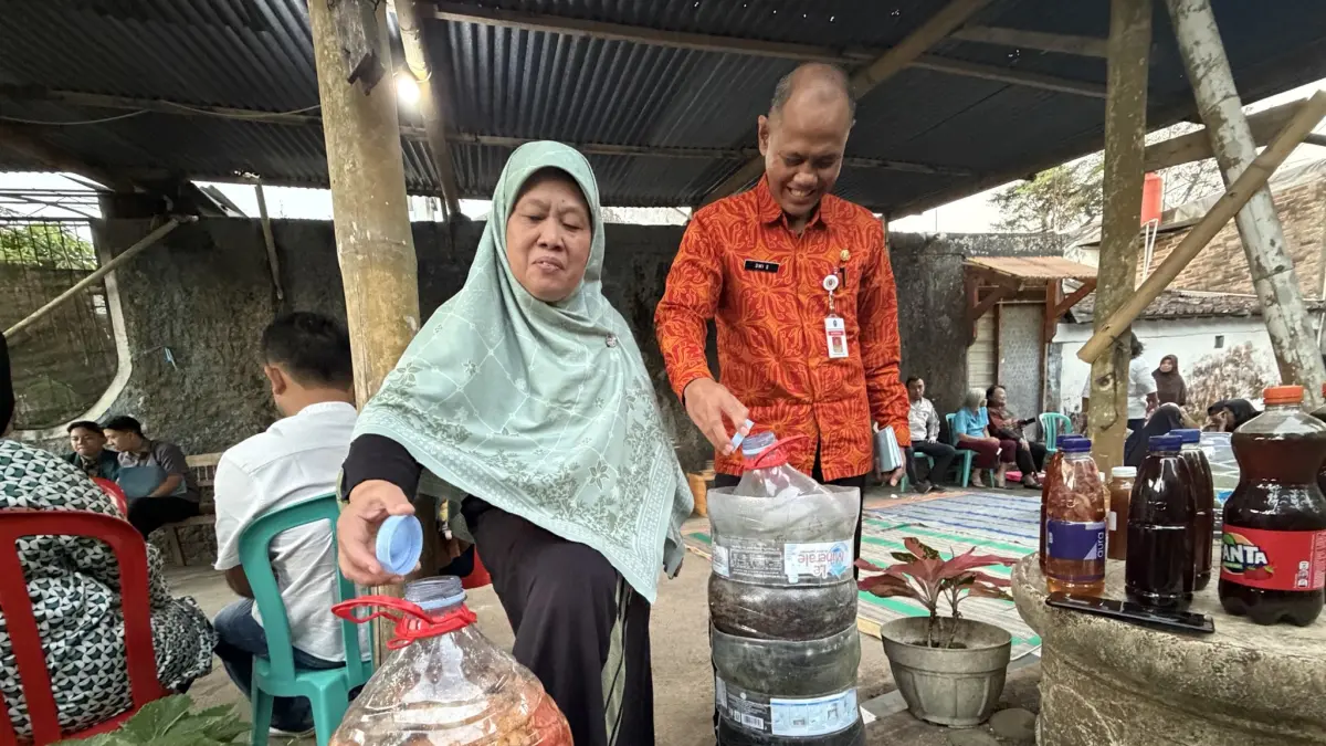 Warga RT 03/RW 05 Perumahan Puri Kencana, Manding, Temanggung, memilah sampah. (Devi Khofifatur Rizqi/Jawa Pos Radar Magelang).