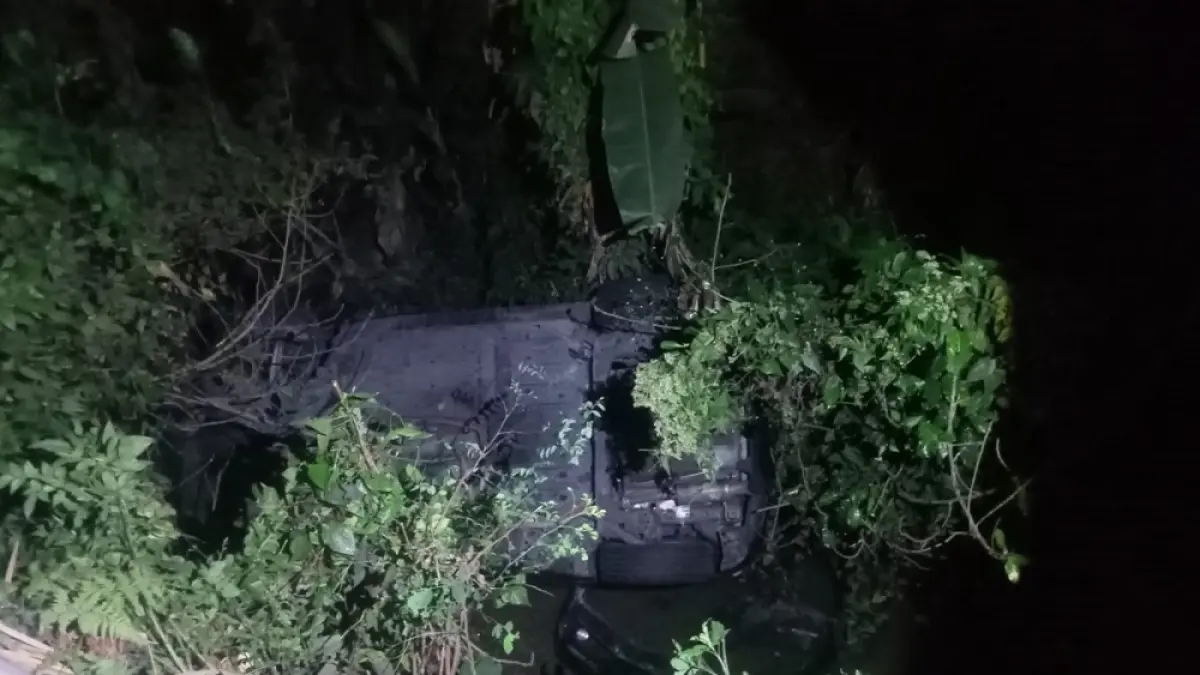 Mobil Honda CRZ terpental ke jurang di pinggir jalan setelah menabrak motor Honda Beat.

&nbsp;