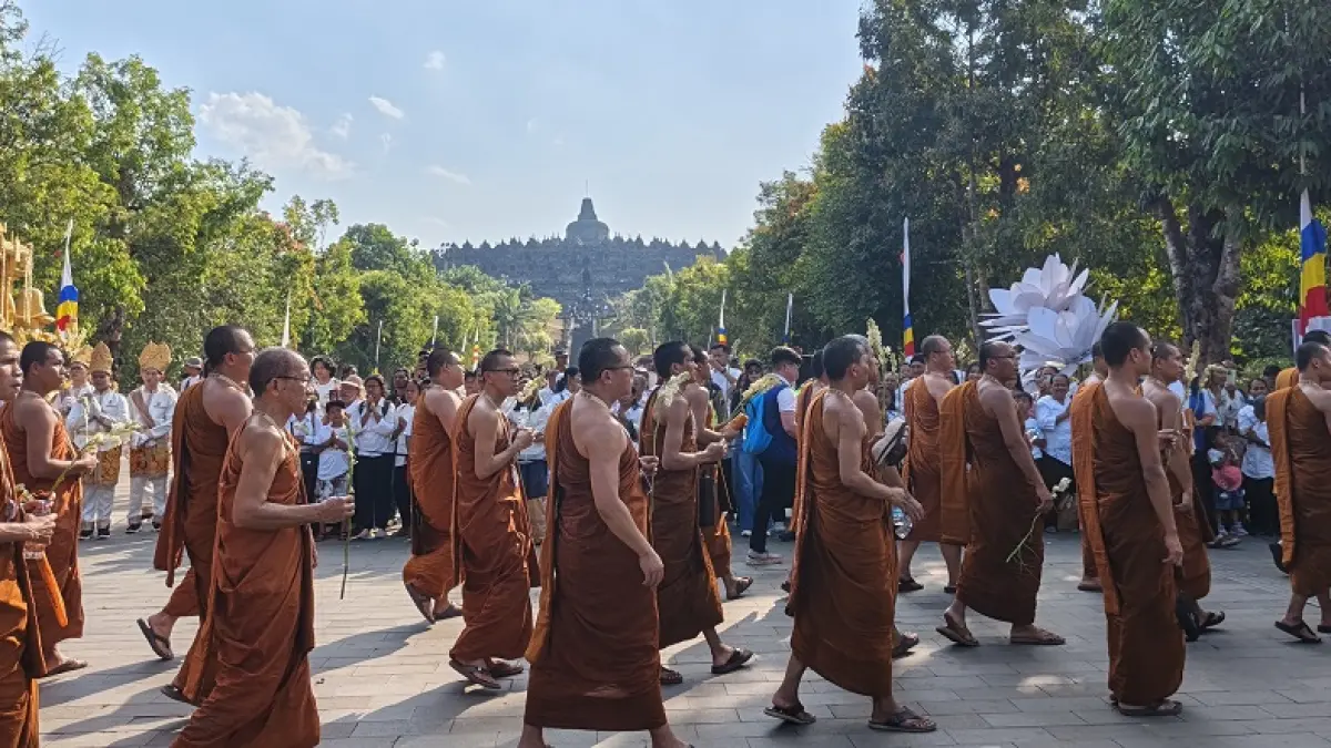 Para biksu dan umat Buddha tiba di Candi Borobudur usai berjalan kaki dari Candi Mendut untuk mengikuti Puja Yatra, Minggu (26/7/2026). (ROFIK SYARIF/ JAWA POS RADAR MAGELANG)