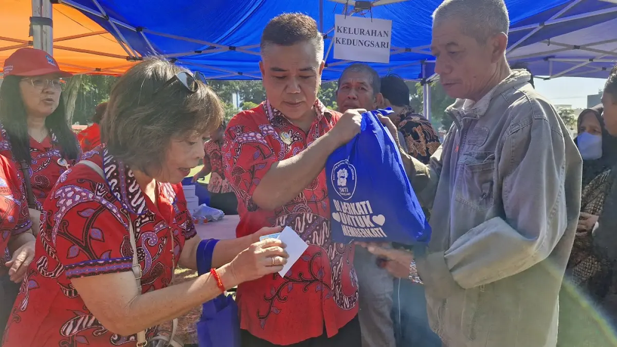 Warga mengambil tebus murah paket sembako yang diselenggarakan oleh PSMTI Kota Magelang, Sabtu (25/7/2026). (PUPUT PUSPITASARI/JAWA POS RADA MAGELANG)