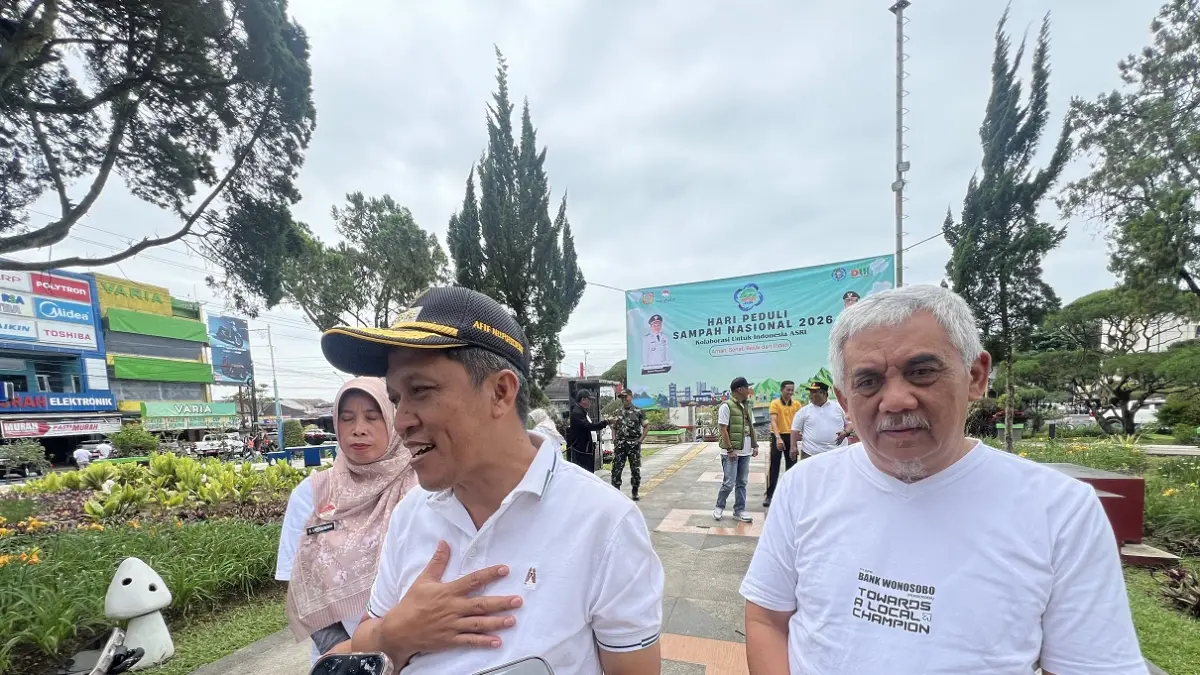Bupati Wonosobo Afif Nurhidayat (tengah) ketika diwawancarai awak media. (Istimewa)