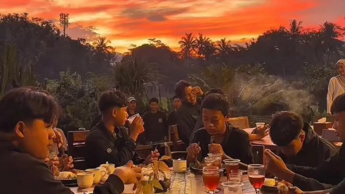 Spot paling indah di Nalendo Café saat senja turun. Langit di atas Perbukitan Menoreh membuat suasana menjadi syahdu. (Dok Nalendro Cafe)