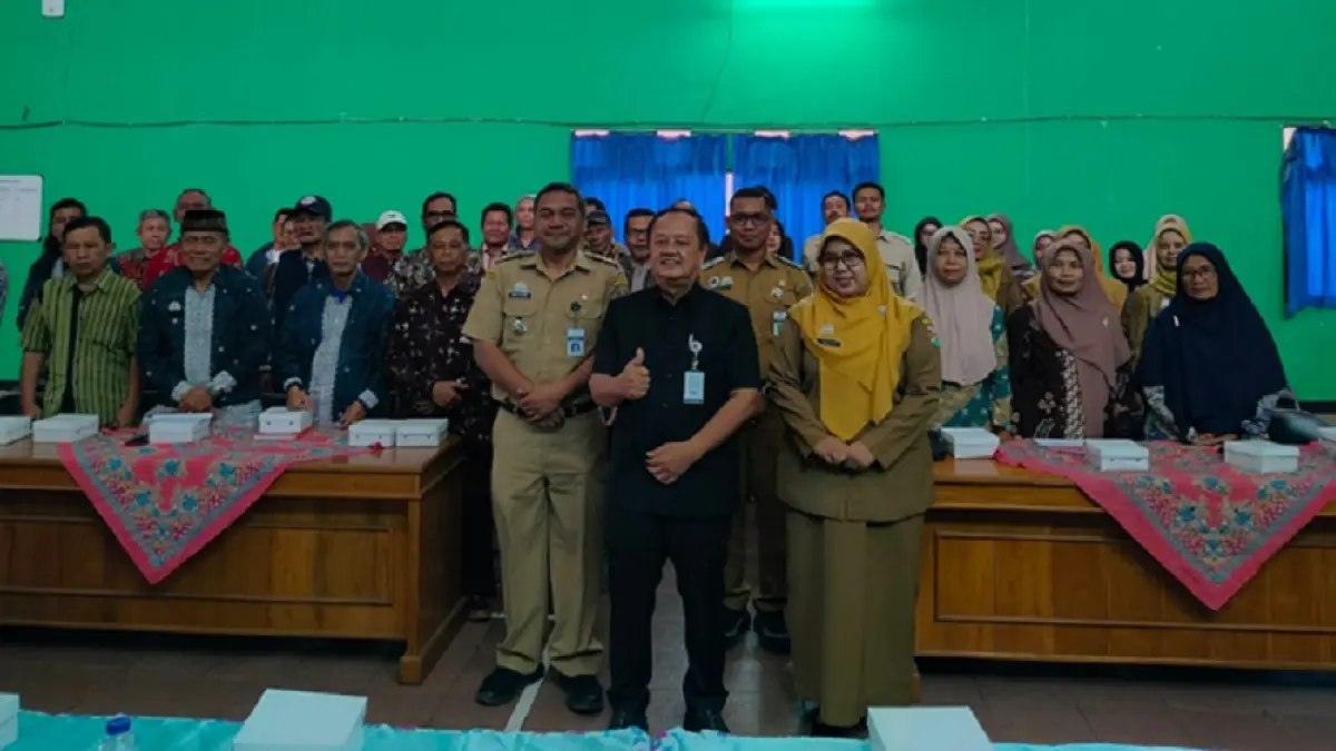 Wakil Wali Kota Magelang dr Sri Harso (tengah) bersama warga dan jajaran perangkat Kelurahan Kramat Selatan saat kegiatan Sapa Warga Membangun Kelurahan Berintegritas, Senin (27/7/2026). (MUHAMMAD YUSUF EFFENDI/JAWA POS RADAR MAGELANG)