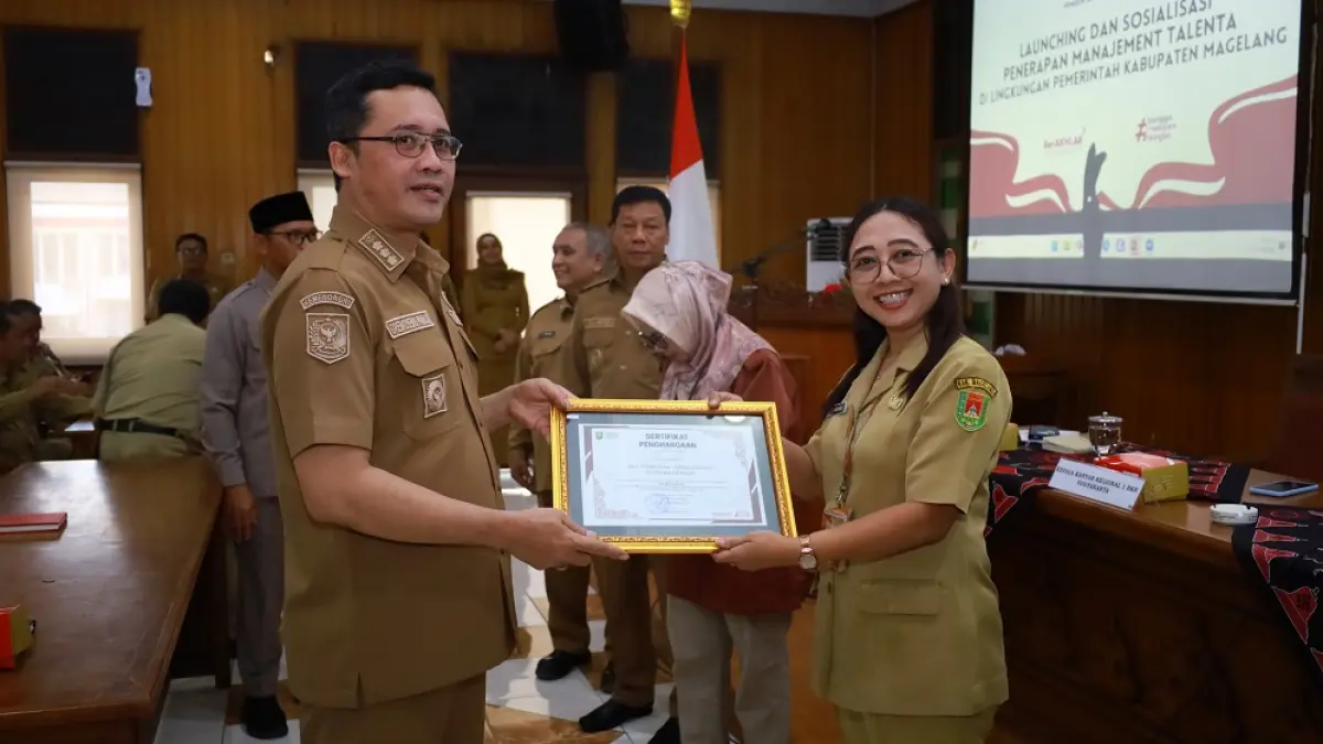 Bupati Magelang Grengseng Pamuji memberikan apresiasi kepada 20 perangkat daerah dengan nilai DMS di atas 90.