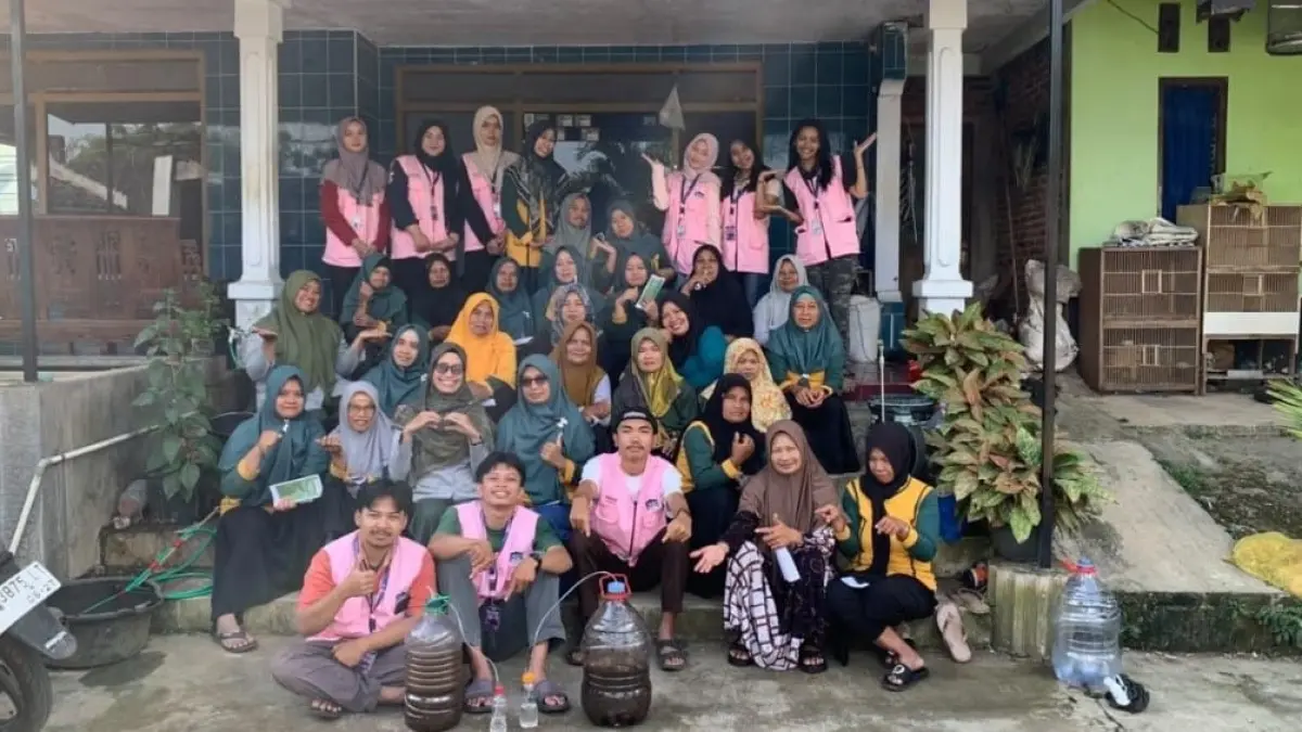 Mahasiswa KKN 66 Untidar mengadakan sosialisasi dan praktik pembuatan pupuk organik cair bersama KWT Guyub RukunnDesa Salam, Grabag, Kabupaten Magelang, Senin (20/7/2026). (Dok Tim KKN 66)
