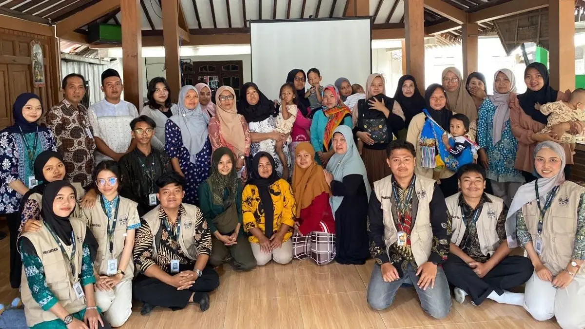 Mahasiswa KKN Universitas Tidar Kelompok Bakalan foto bersama narasumber dan peserta sosialisasi pencegahan stunting di Pendopo Padukuhan Bakalan, Kalurahan Sumberadi, Kapanewon Mlati, Kabupaten Sleman, Kamis (23/7/ 2026). (Dok Tim KKN Bakalan Untidar)