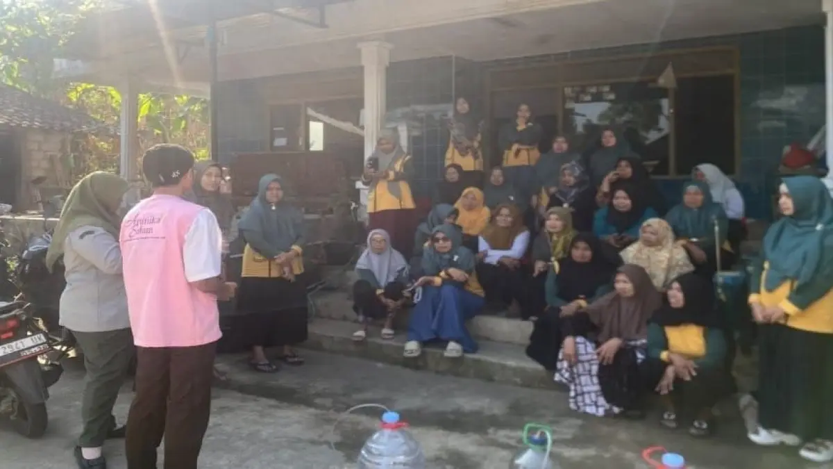 Peragaan pembuatan pupuk cair di Desa Salam, Kecamatan Grabag, Kabupaten Malagelang.(Dok Tim KKN 66)
