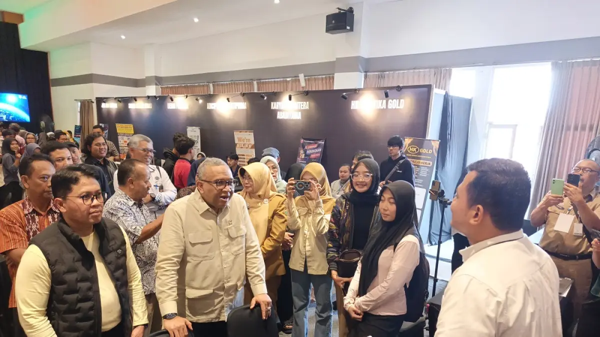 Wakil Menteri Ketenagakerjaan Afriansyah Noor didampingi Wali Kota Magelang Damar Prasetyono melihat langsung pelaksanaan job fair di Gedung Wanita Kota Magelang, Selasa (28/7/2026). (ROFIK SYARIF/ JAWA POS RADAR MAGELANG)