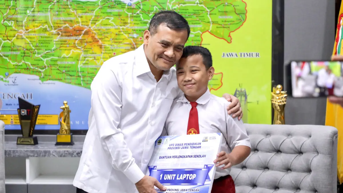 Siswa SDN3 Genengsari, Kecamatan Kemusu, Kabupaten Boyolali, Ibrahim Al Abrar menerima hadiah laptop dari Gubernur Ahmad Luthfi atas prestasinya mendapat pengakuan resmi dari NASA, setelah berhasil menemukan kerentanan keamanan pada salah satu sistemnya, Rabu (29/7/2026). 