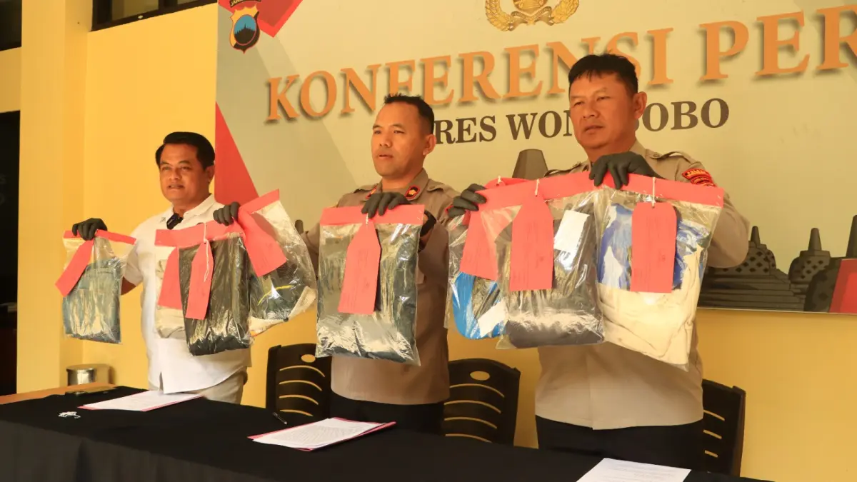 Wakapolres Wonosobo Kompol Agustinus David Putraningtyas bersama anggota menunjukkan barang bukti kasus pengeroyokan, Rabu (29/7/2026). (Istimewa)