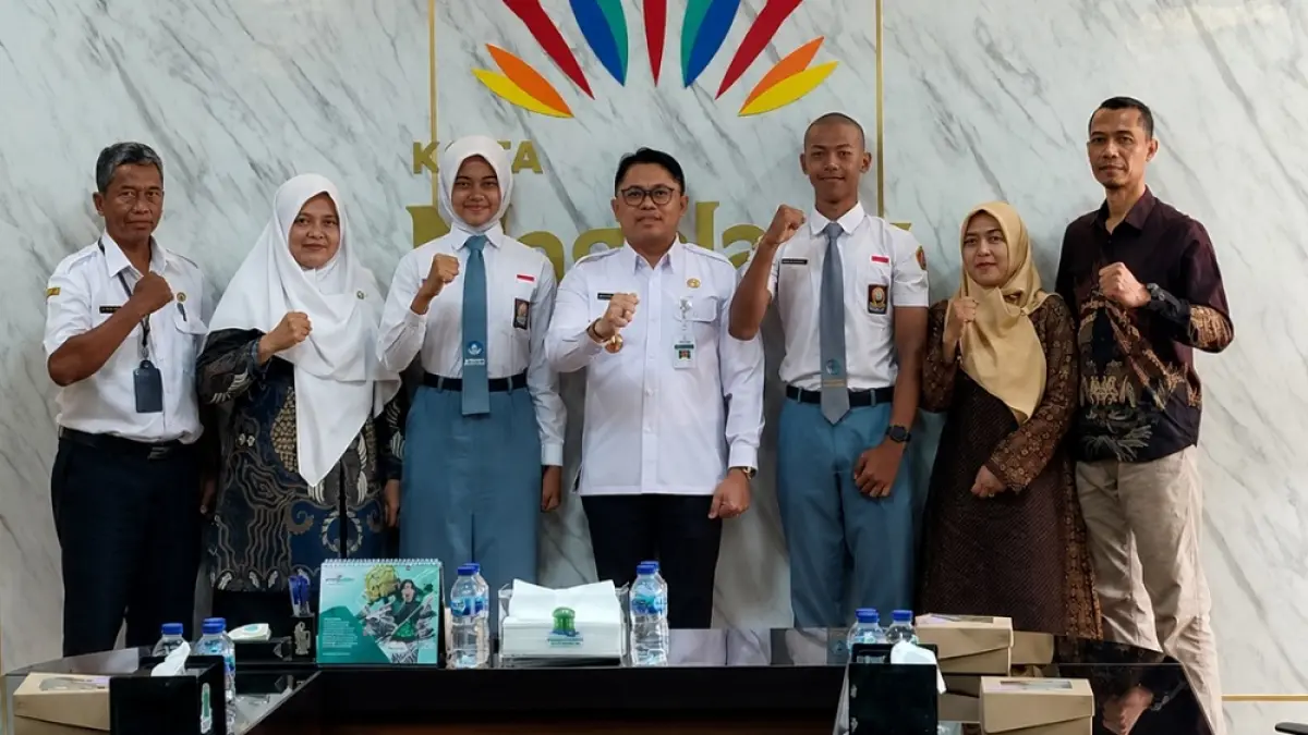 Wali Kota Magelang Damar Prasetyono &nbsp;(tengah) bersama dua pelajar perwakilan Kota Magelang pada acara pamitan sekaligus pelepasan anggota Paskibraka tingkat Provinsi Jawa Tengah. (MUHAMMAD YUSUF EFFENDI/JAWA POS RADAR MAGELANG)